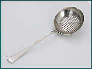 Zilveren natfruit/strooilepel met gematteerde bak 1906-1924
