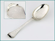 Zilveren lepel met pied-de-biche steeleinde uit 1705