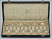 12 bijzondere zilveren Jugendstil mokkalepels 1906-1924 in etui
