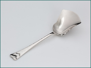 Zilveren suikerschep met gehamerde steel 1925-1953