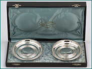 Een stel zilveren flessenbakken in etui uit 1906