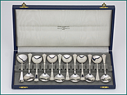 12 zilveren ijslepels met gravering in etui 1906-1924