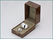 Zilveren servetring + vingdoekring in etui 1925-1953