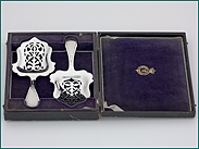 Een stel 1e gehalte zilveren natfruitscheppen in etui uit 1875
