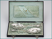 Een stel zilveren natfruitscheppen in etui uit 1899