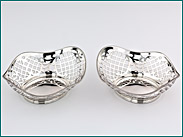 Een stel zilveren bonbonmandjes uit 1962