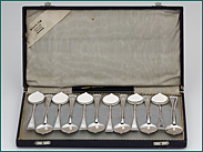 12 zilveren ijslepels met gravering in etui uit 1918