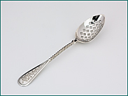 Zilveren olijflepel met gravering 1882-1905