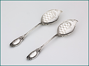 Een stel zilveren bonbonlepels met gravering 1858-1905