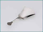 Zilveren theeschep met waaiermotief 1906-1953