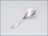 Zilveren suikerschep met gehamerde steel 1906-1953