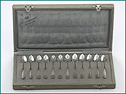 12 zilveren likeurlepeltjes in etui 1906-1924
