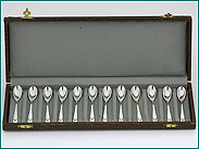 12 zilveren mokkalepeltjes in etui gemaakt tussen 1926-1953