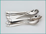 12 zilveren theelepels met gehamerde steel 1924-1943