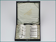 12 zilveren dubbelrond oestervorken in etui 1906-1924