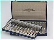 12 puntfilet fruitcouverts met zilveren heften in etui 1925-1953