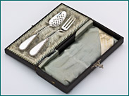 Zilveren zuurcouvert met parelrand in etui uit 1900