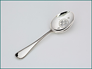 Zilveren olijflepel met parelrand 1906-1924