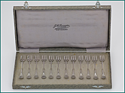 12 zilveren petitfourvorkjes in etui 1906-1924