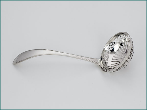 Zilveren suikerstrooilepel uit 1828-8012