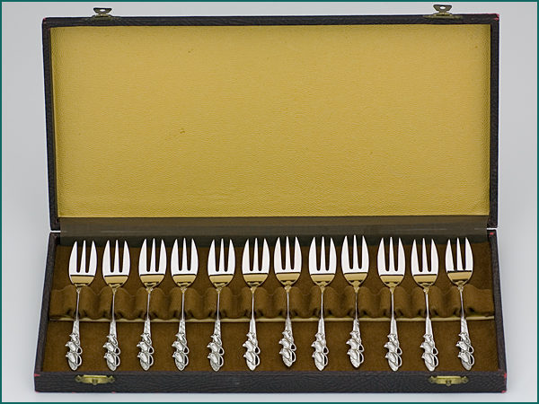 12 zilveren taartvorken 1941-1953 in etui-0