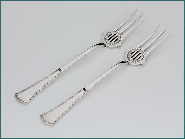 Een stel zilveren dienvorken uit 1907-0