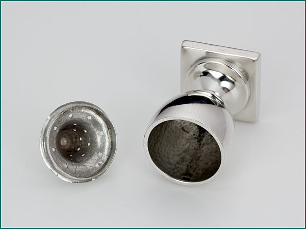 Zilveren strooibusje uit 1876-8871