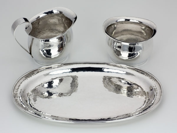 Zilveren gehamerd roomstel op blad-9782