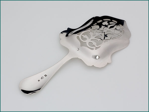 Zilveren dubbelrond natfruitschep uit 1877-7953