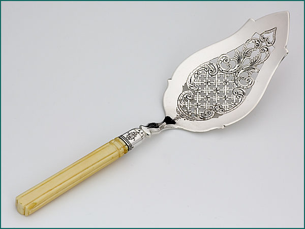 Zilveren taartschep met gravering en benen heft uit 1879-0