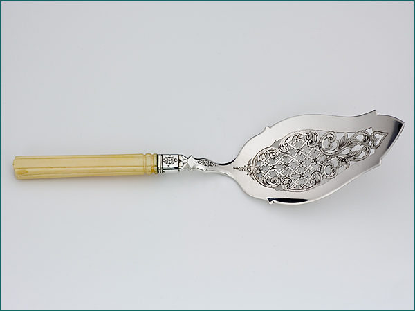 Zilveren taartschep met gravering en benen heft uit 1879-6745