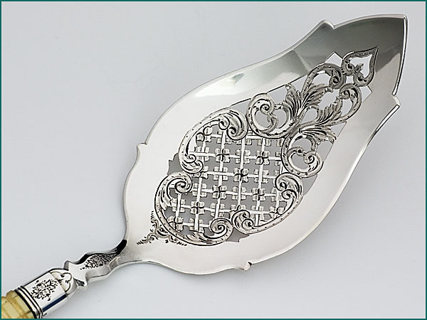 Zilveren taartschep met gravering en benen heft uit 1879-6746