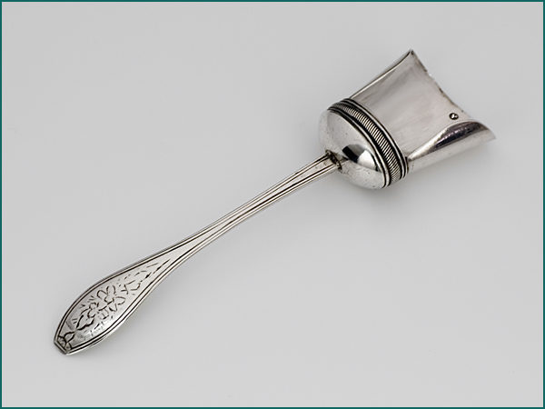 Zilveren specerijschepje met gravering uit 1835-0