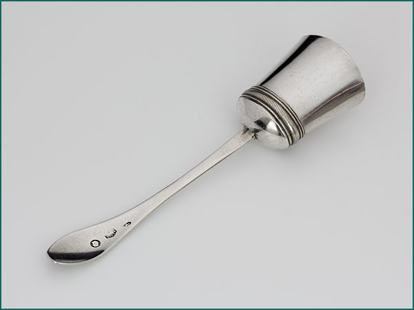 Zilveren specerijschepje met gravering uit 1835-8437