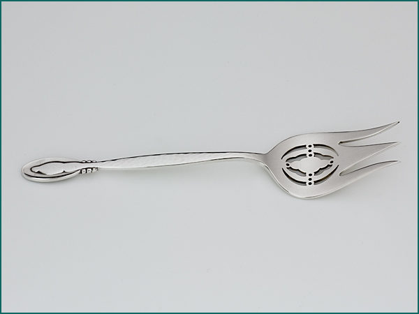 Zilveren Art Deco gehamerde opengewerkte cake/broodvork uit 1932-9209