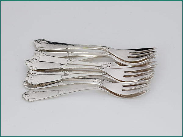 12 zilveren taartvorken met gehamerde steel 1924-1943-0