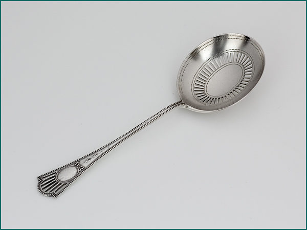 Zilveren natfruit/strooilepeltje model luxe parelrand 1906-1924-0