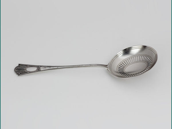 Zilveren natfruit/strooilepeltje model luxe parelrand 1906-1924-8714