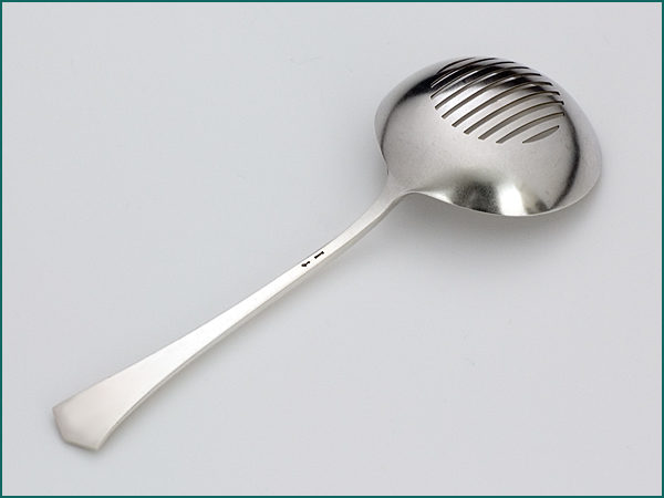 Zilveren natfruit/strooilepel met gematteerde bak 1906-1924-6974