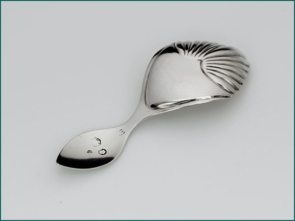 Zilveren schelpvormige theeschep uit 1830-9013