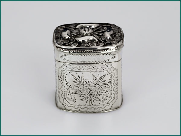 Zilveren loddereindoosje met filigrainwerk uit 1861-0
