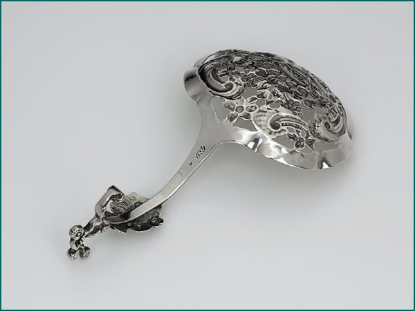 Zilveren suikerstrooilepel 1746-1764 (Wirdum)-9411