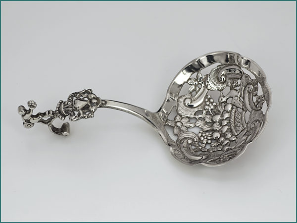 Zilveren suikerstrooilepel 1746-1764 (Wirdum)-9412