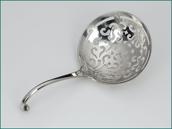 Zilveren suikerstrooilepel 1751-1779 (Leeuwarden)-0