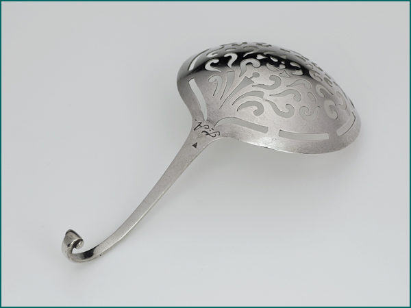 Zilveren suikerstrooilepel 1751-1779 (Leeuwarden)-9400