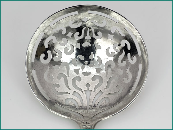 Zilveren suikerstrooilepel 1751-1779 (Leeuwarden)-9402