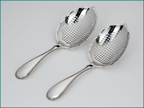 Zilveren natfruitschep met parelrand uit 1889-0