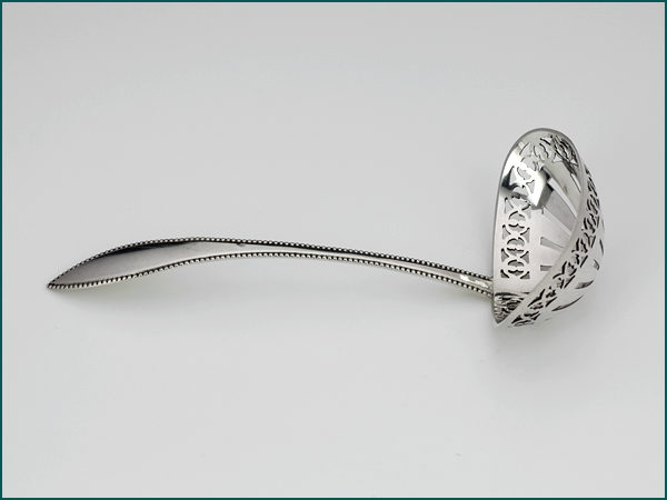 Zilveren suikerstrooilepel uit 1802-9329