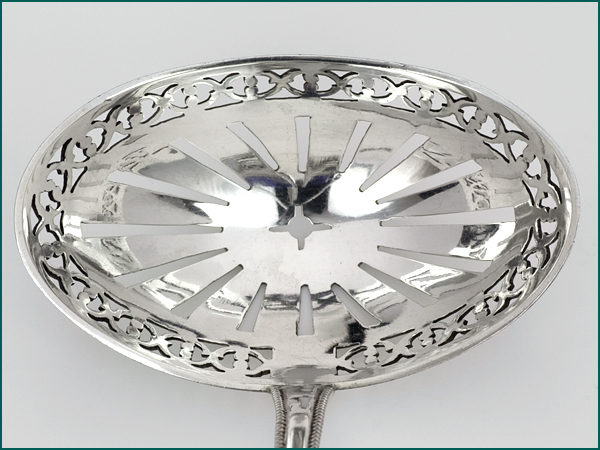 Zilveren suikerstrooilepel uit 1802-9330