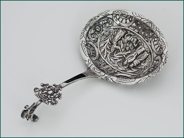 Zilveren suikerstrooilepel 1779-1811-0